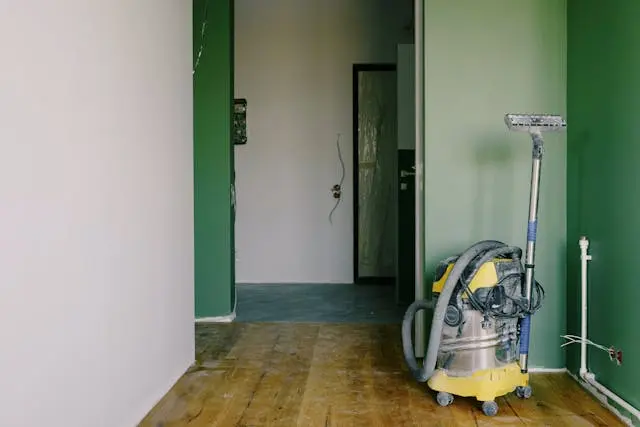 Habitació acabada de reformar amb una aspiradora industrial
